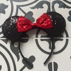 NEWMinnie Mouse ears.  3/$20 or $11 each or pay full price at the park!